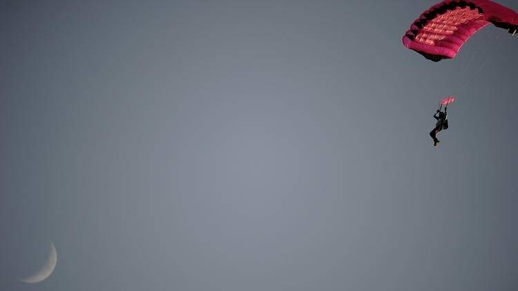 Une parachutiste expérimentée se suicide après une séparation en sautant à plus de 4.600 mètres