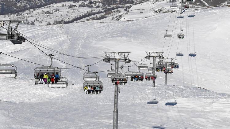 "Je frottais mes mains et mes pieds pour essayer de me réchauffer": bloquée toute une nuit sur un télésiège, une jeune femme raconte son calvaire