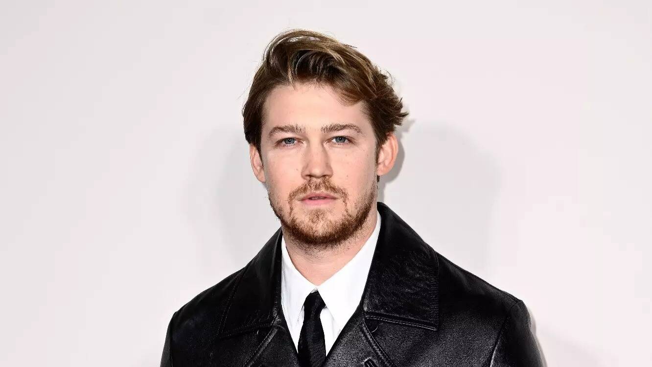 Festival de Cannes: l'ex de Taylor Swift Joe Alwyn est arrivé à Nice pour le film de Yorgos Lanthimos "Kinds of Kindness"