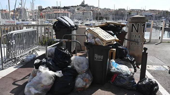 Grève de certains éboueurs à Marseille: 600 tonnes de déchets accumulés