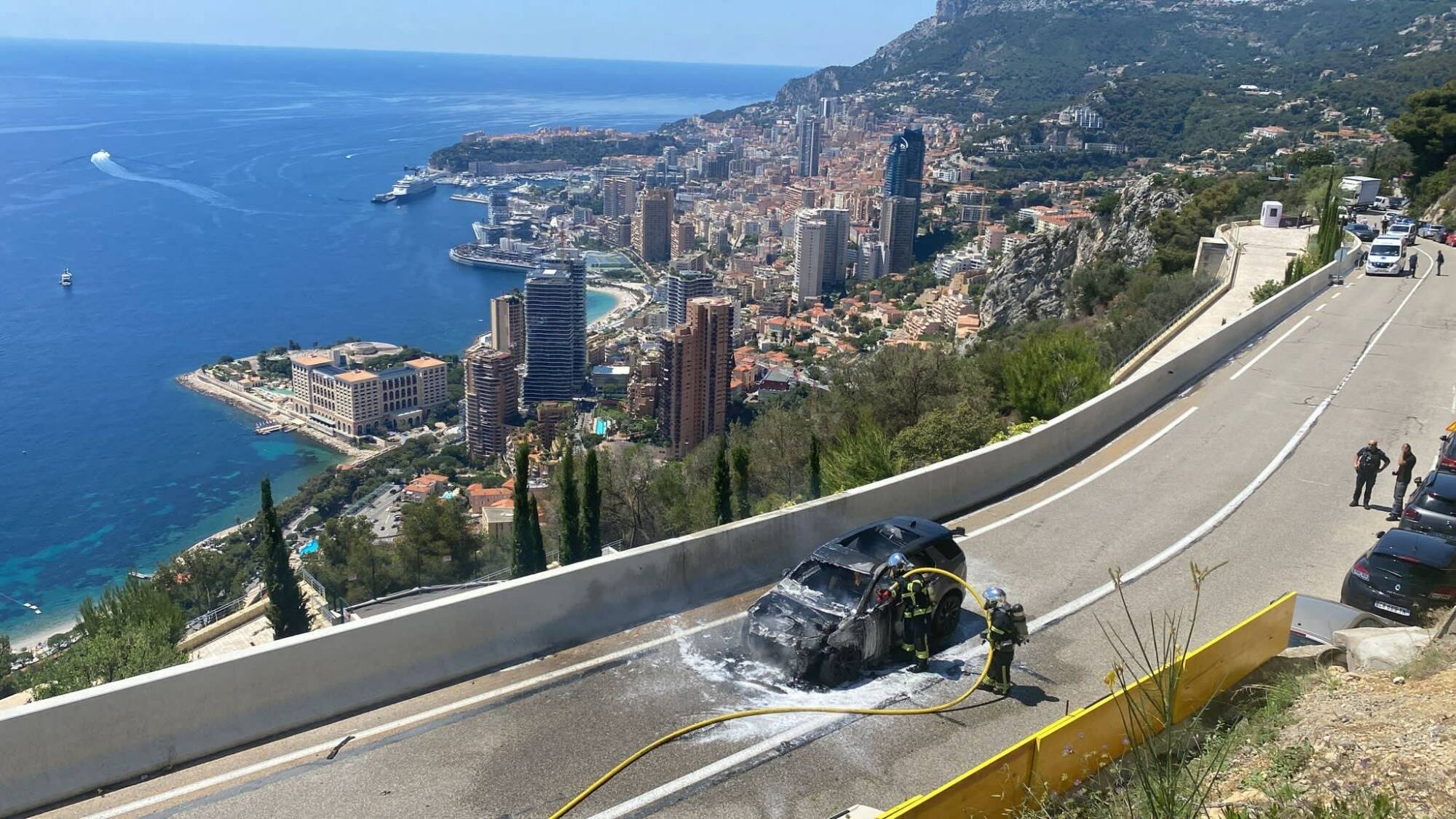 Un véhicule prend feu près du Maybourne Riviera, la circulation coupée sur l'avenue Agerbol à Roquebrune-Cap-Martin