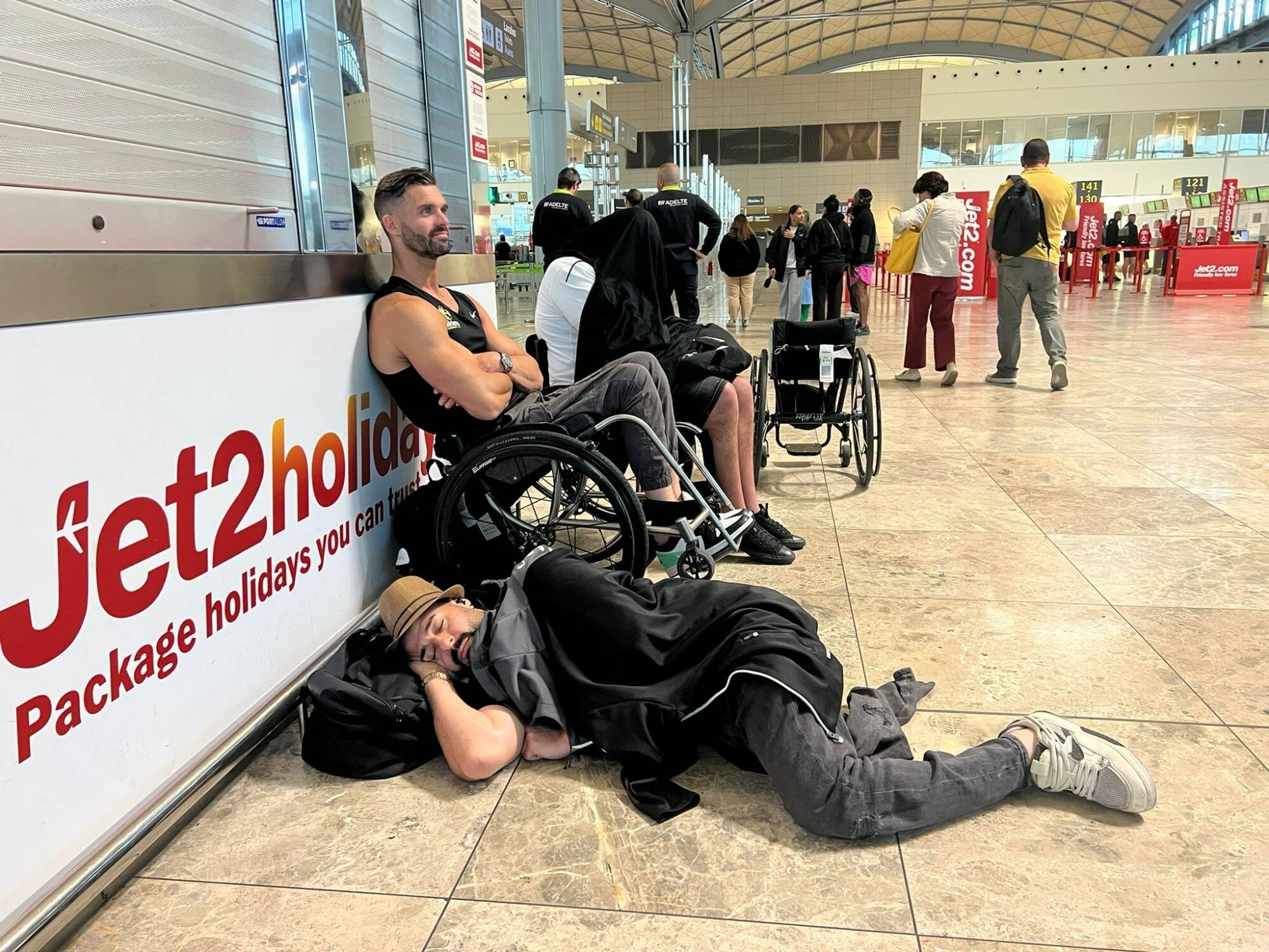 "On est restés 17 heures à l'aéroport, contraints de dormir à même le sol": l'équipe de handibasket du Cannet raconte sa nuit de galère durant la panne électrique géante en Espagne