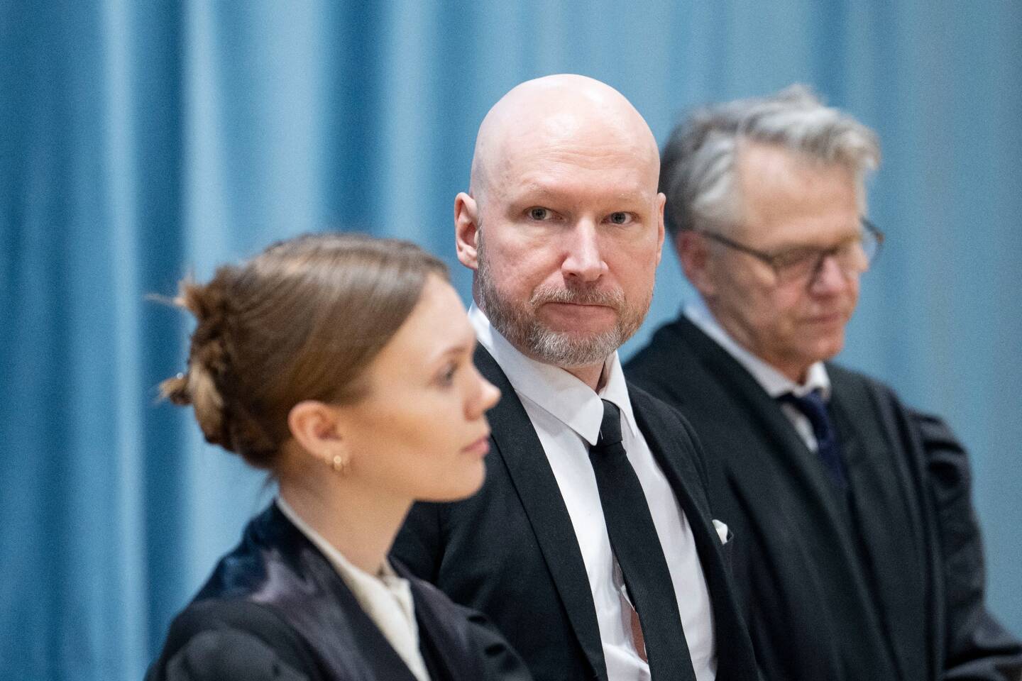 L'extrémiste de droite Anders Behring Breivik, auteur d'un double massacre qui avait fait 77 morts en Norvège en 2011, demande mardi une nouvelle libération conditionnelle.