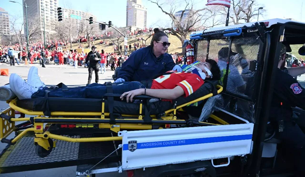 Au moins un mort, 21 blessés, entre 15 et 20 tirs: on fait le point sur la fusillade qui a endeuillé la parade du Super Bowl aux Etats-Unis