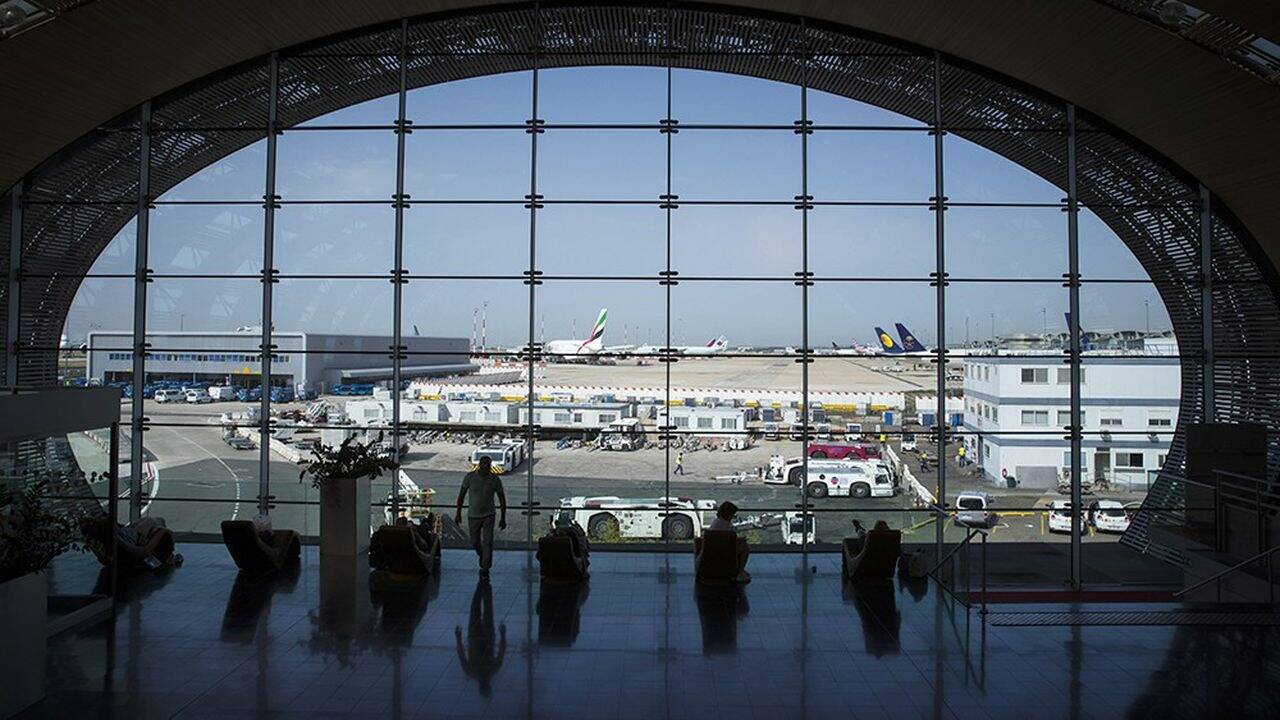 Une prière collective dans un aéroport parisien crée la polémique, "une première regrettable", affirme le PDG d'Aéroports de Paris