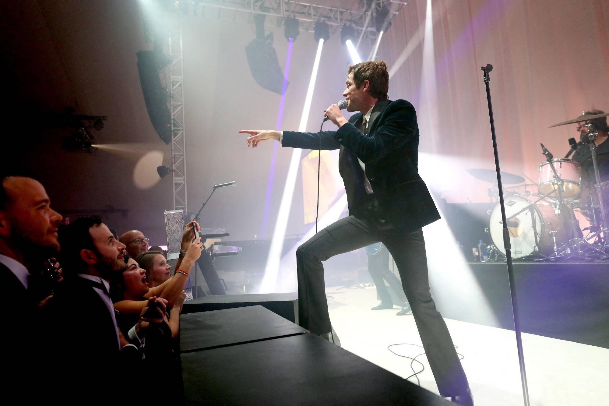 "Vous êtes d'accord pour qu'un Russe nous rejoigne?": quand le groupe The Killers invite un Russe sur scène lors d'un concert... puis s'excuse