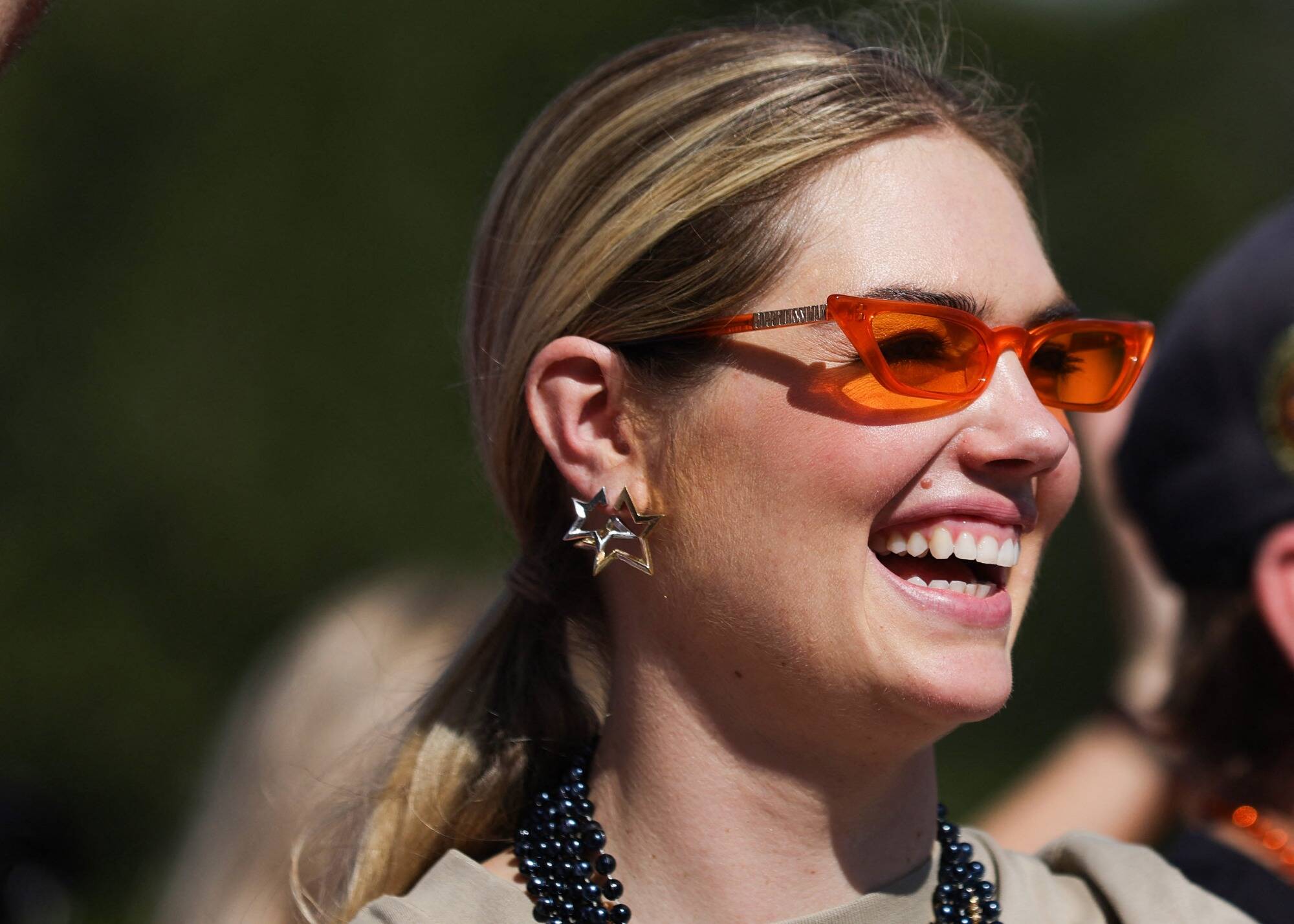 Qui est cette actrice américaine qui prend du bon temps durant ses vacances sur la Côte d'Azur?