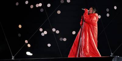 Enceinte et en lévitation, Rihanna enflamme le public et les réseaux sociaux lors du Super Bowl