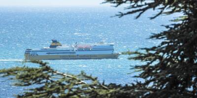Un navire de la Corsica ferries en attente devant Nice à cause du vent violent