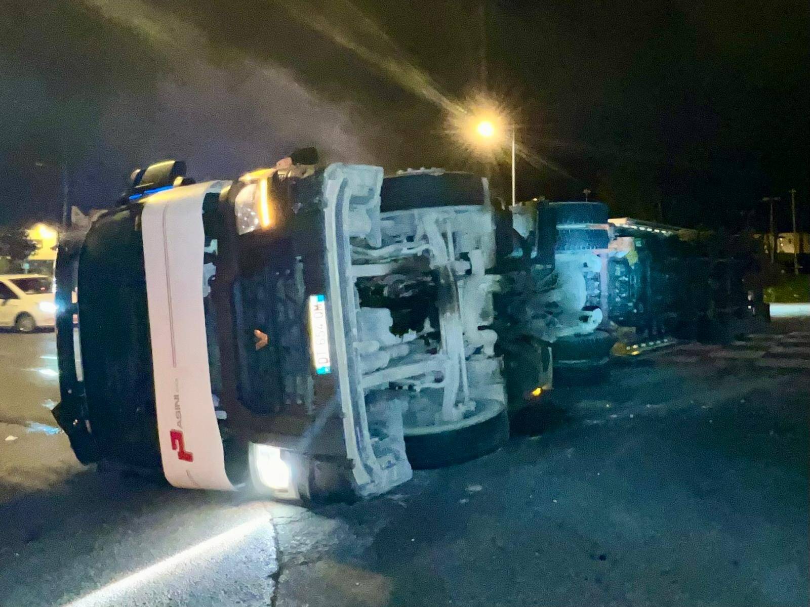 Un camion se retrouve couché sur la route aux Tourrades à Mandelieu, l'accès à l'autroute et la circulation sont perturbés