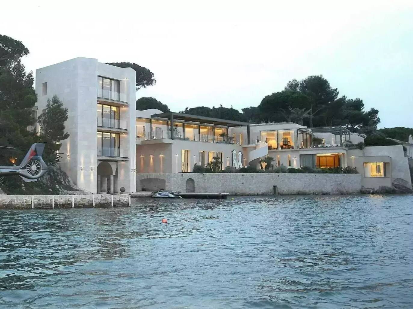 La célèbre villa "Octopussy" qui a inspiré un des James Bond est proposée à la location à Saint-Tropez, on vous raconte son histoire