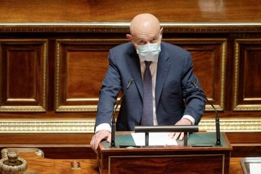 "De Socrate sur l'Agora à Francis Lalanne sur Facebook": le discours plein d'ironie d'un sénateur contre les anti-vaccins