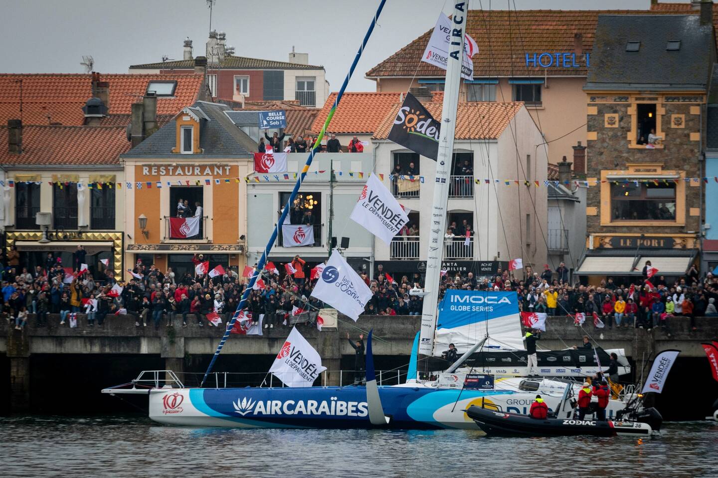 Sébastien Simon, troisième du Vendée Globe, est à moins de 200 milles nautiques de l'arrivée aux Sables d'Olonne et longe à présent les côtes bretonnes, au pointage de 07h00 jeudi.