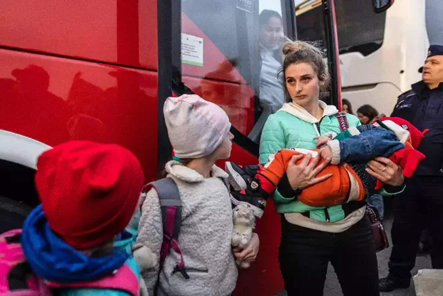 Des réfugiés ukrainiens arrivent en bus du poste frontière de Medyka, à Przemsyl, dans l'est de la Pologne le 26 février 2022