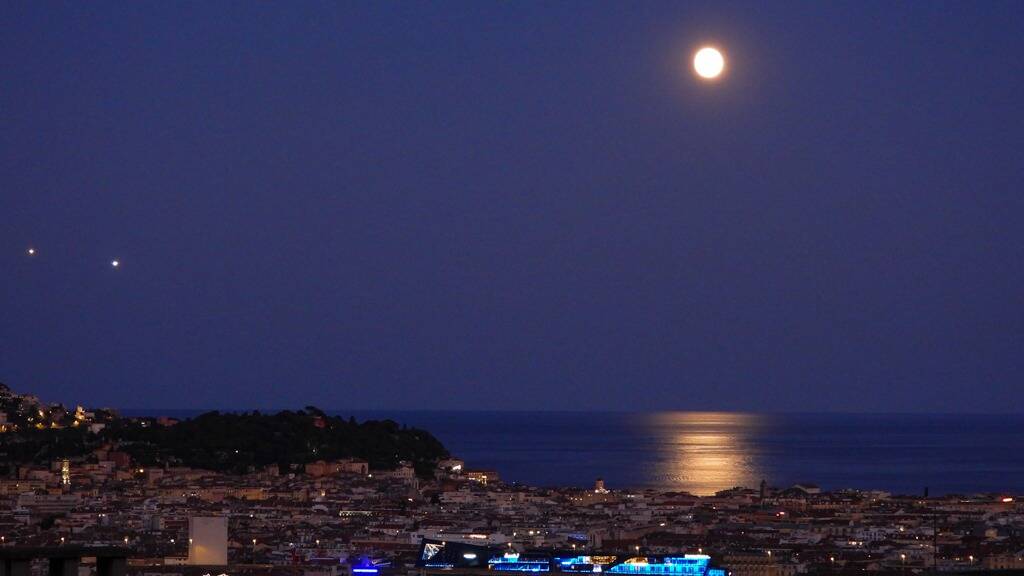 Les belles images de la "lune du cerf" au-dessus de Nice la nuit dernière