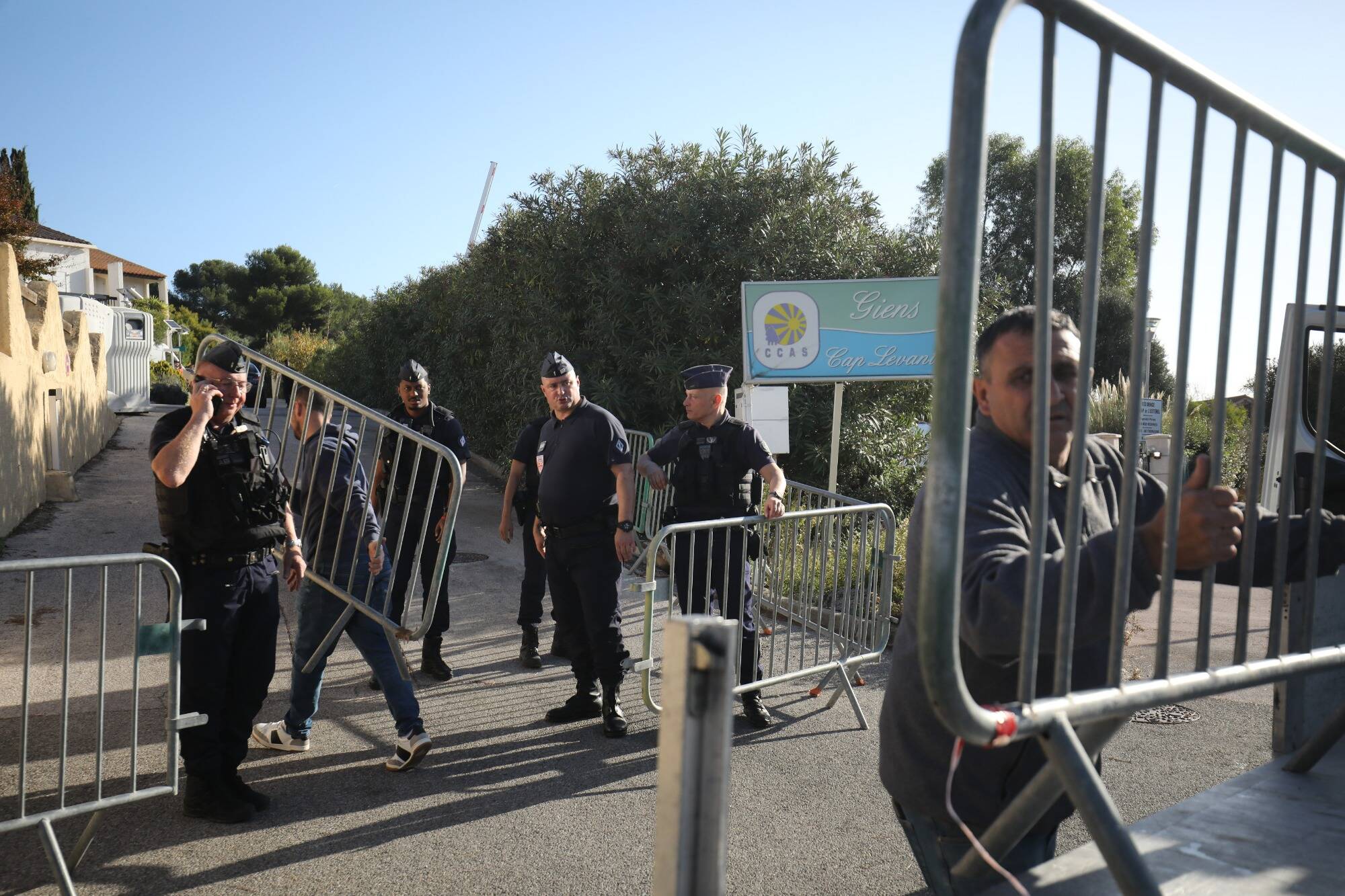 Un premier car de migrants vient de quitter la base militaire direction Giens... suivez en direct l'arrivée de l'Ocean Viking à Toulon