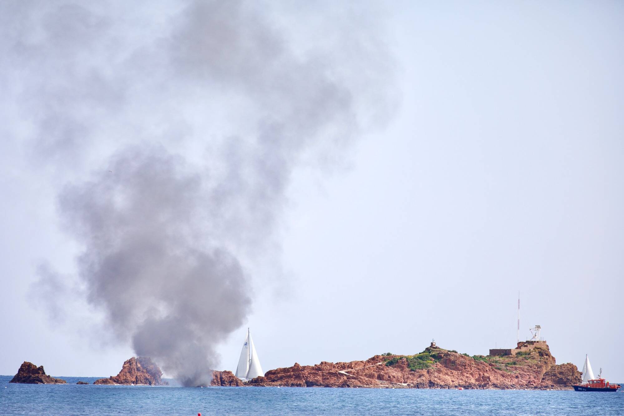 Une embarcation avec à son bord des bonbonnes de gaz prend feu à proximité du Lion de mer à Saint-Raphaël