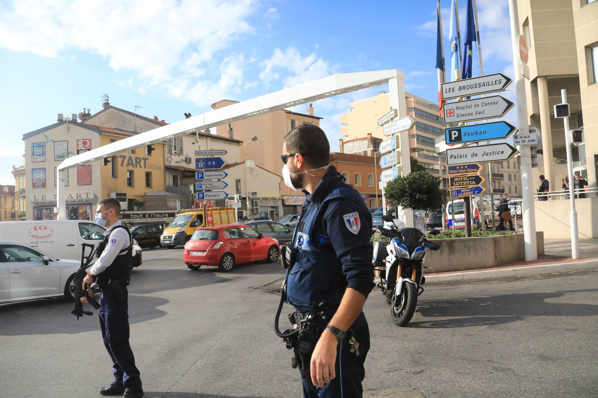 Profil de l'assaillant, policiers "sous le choc", enquête... Ce que l'on sait sur l'attaque au couteau à Cannes à la mi-journée