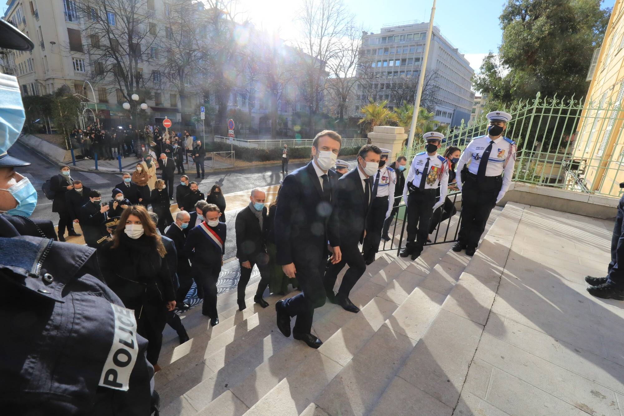 Emmanuel Macron est arrivé à Nice, polémique avec les parlementaires absents... suivez en direct le déplacement du président de la République