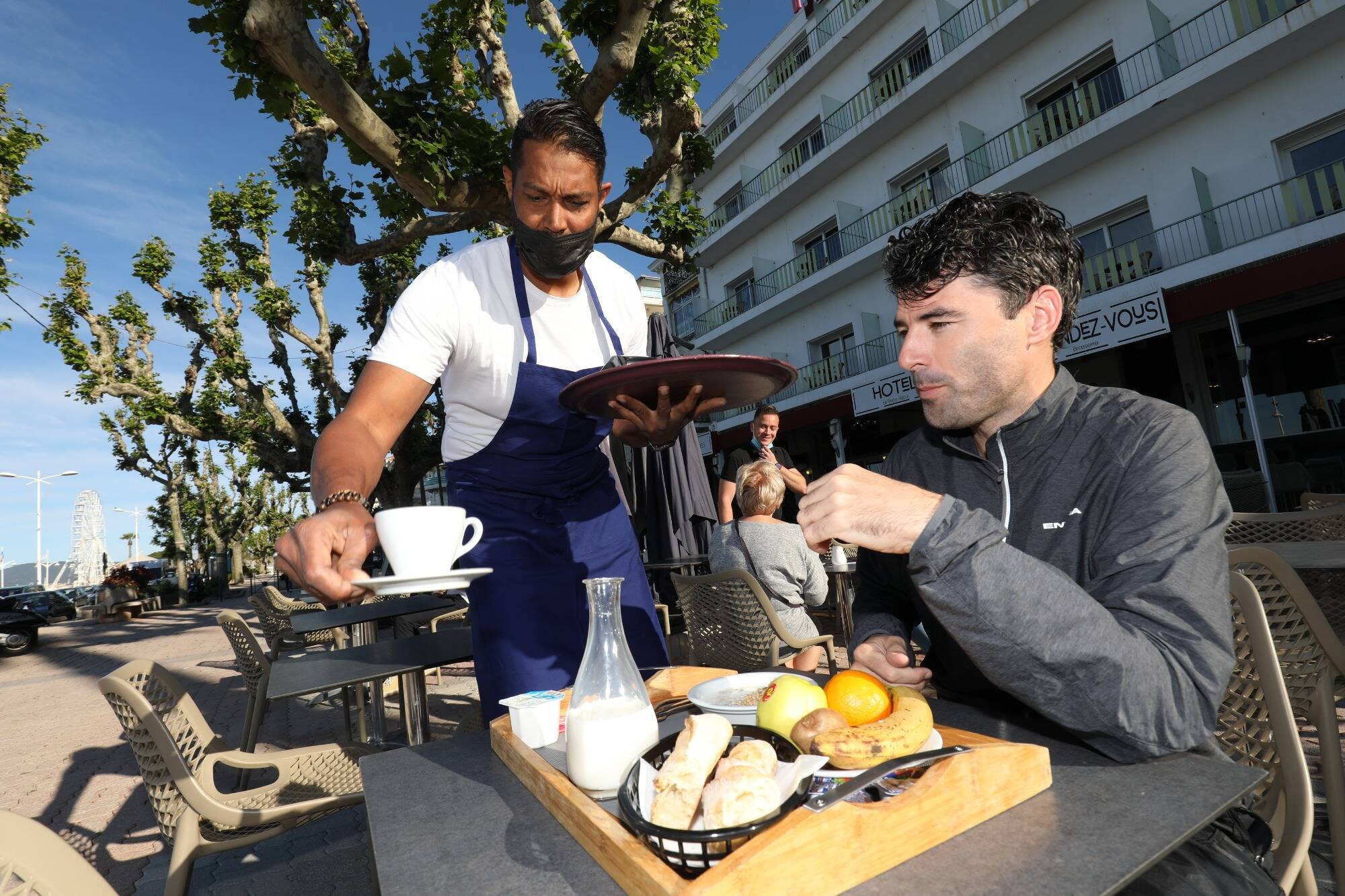 LIVE. Du monde en terrasse et dans les commerces: suivez avec nous le déconfinement