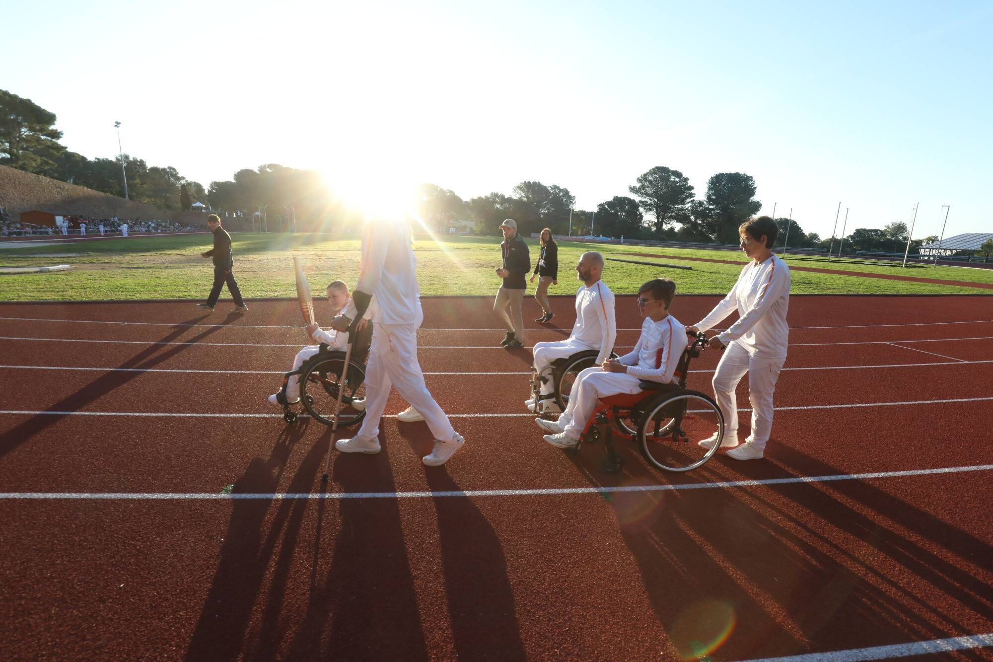 JO-2024: la flamme olympique arrive à Saint-Raphaël, les premiers porteurs s'élancent dans le Var... suivez notre direct