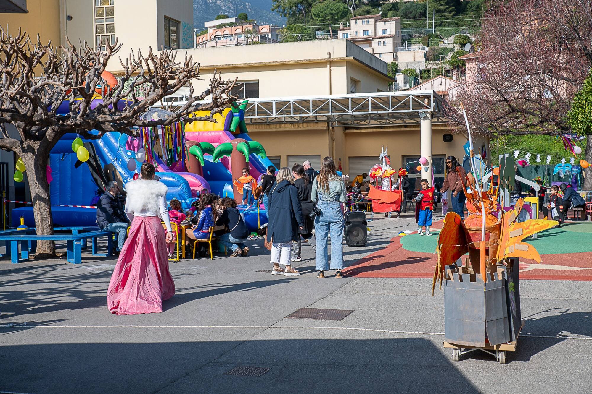 Huit photos pour revivre le carnaval confectionné par les enfants des accueils de loisirs de Roquebrune-Cap-Martin