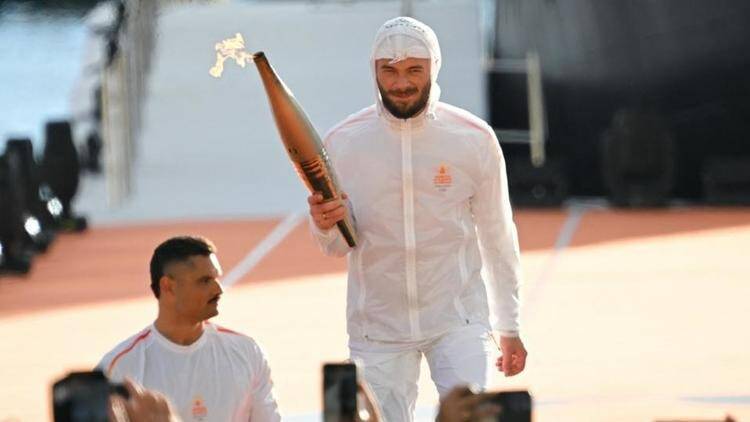 "Le J c'est le S" pour Attal, "culture violente et marginale" pour d'autres... En allumant la flamme des JO à Marseille, le rappeur Jul a aussi échauffé les esprits