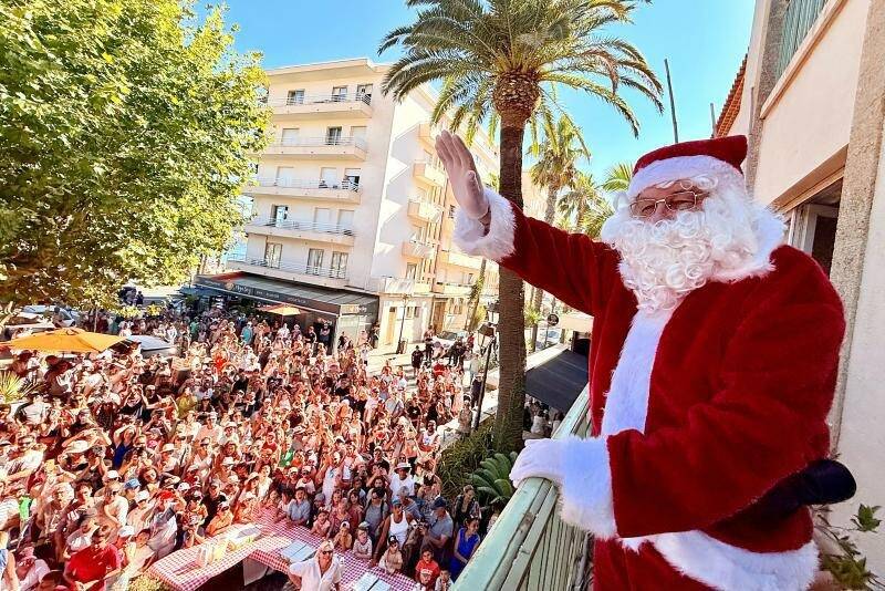 Arrivée en bateau, corso fleuri et lumineux... Le père Noël a fait sensation au Lavandou pour sa venue estivale annuelle