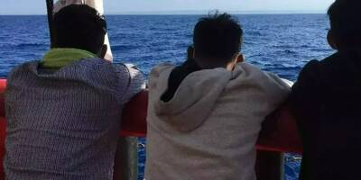 Des migrants refusent d'être secourus par des gardes-côtes grecs en mer Ionienne