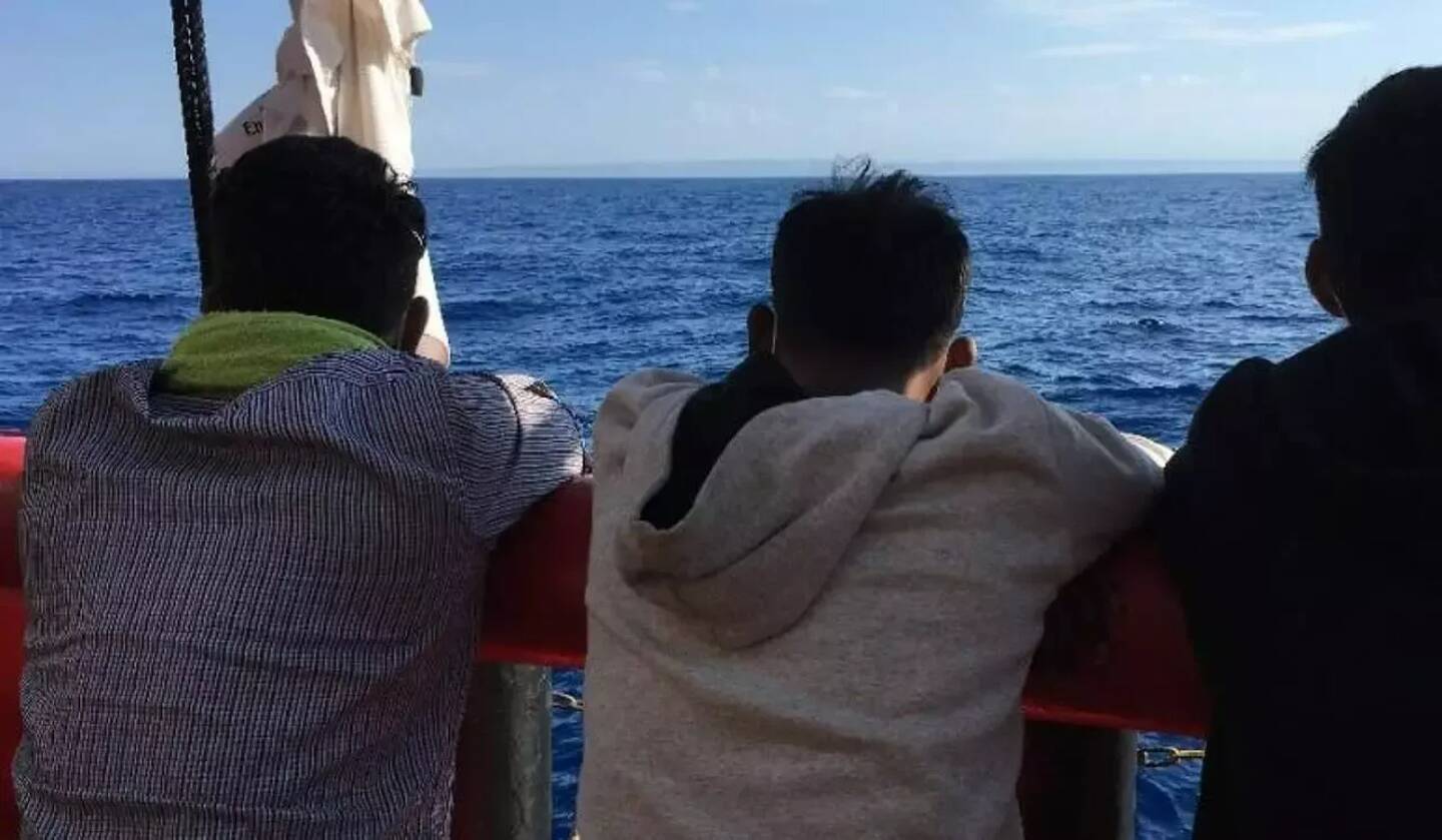 Des migrants sur un bateau en Méditerranée