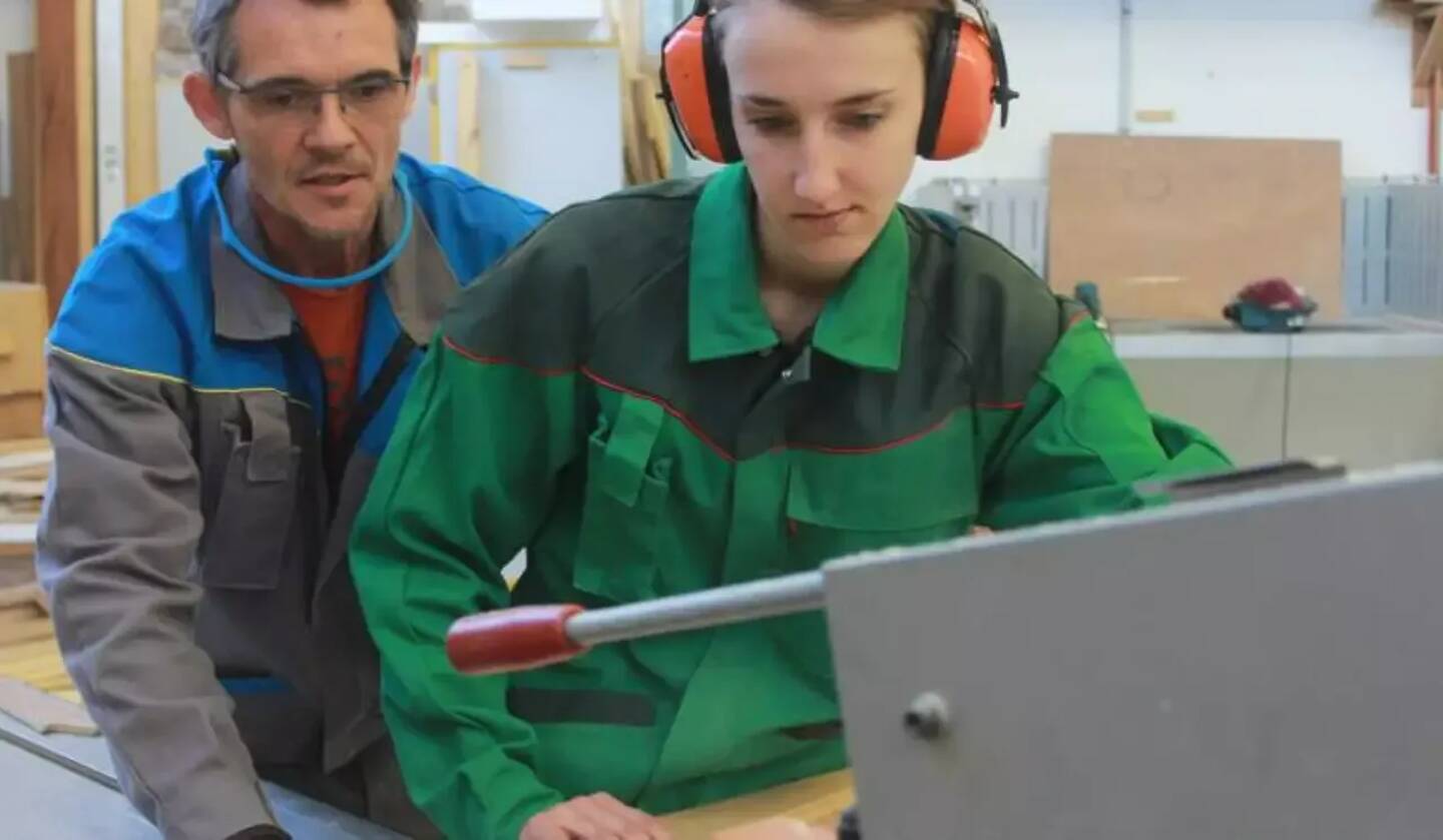 Does Emmanuel Macron really want to send 12-year-old children to an apprenticeship, as Jean-Luc Mélenchon says?