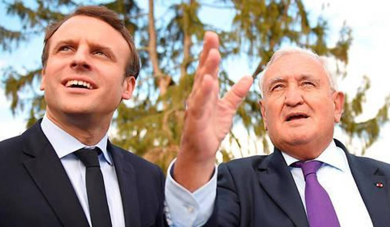 "Le temps est à l'unité nationale": Jean-Pierre Raffarin apporte son soutien à Emmanuel Macron pour la présidentielle