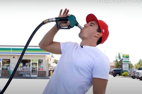 Dans des vidéos générées par l'IA, ce Youtubeur parodie et dénonce les défis lancés sur les réseaux sociaux