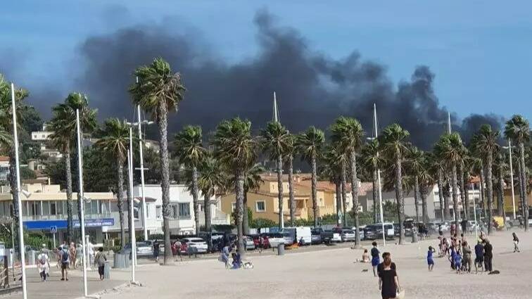 Un important incendie en cours à Six-Fours, le panache de fumée visible à des kilomètres à la ronde