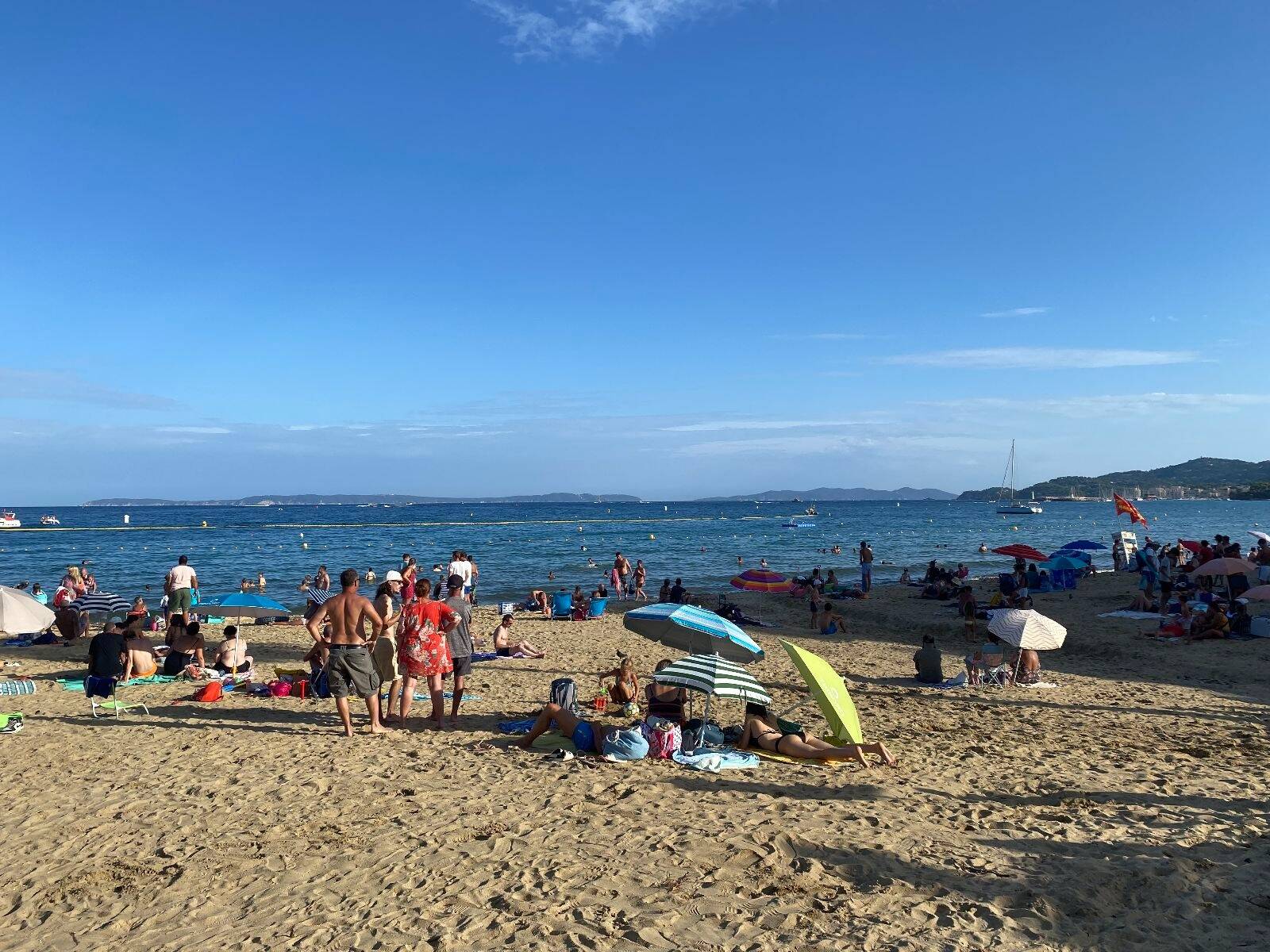 Crash d'un Fouga Magister au Lavandou: "Il a viré lentement vers l'eau et s'est crashé à 150-200 mètres de nous"