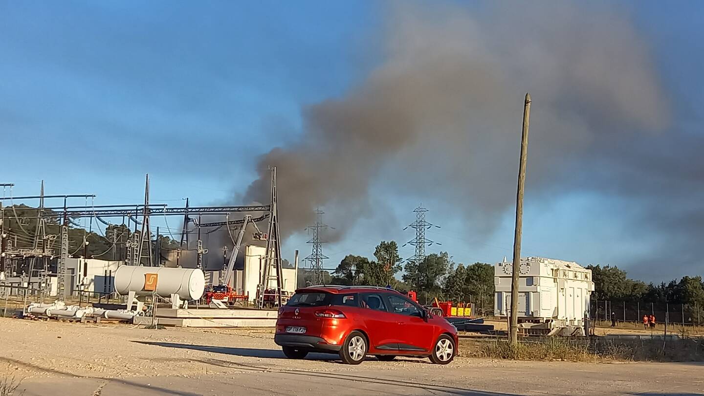 Les pompiers interviennent depuis le milieu de cette nuit à Vinon-sur-Verdon, route de Ginasservis, pour un incendie dans le poste de transformation du réseau de transport d'électricité.