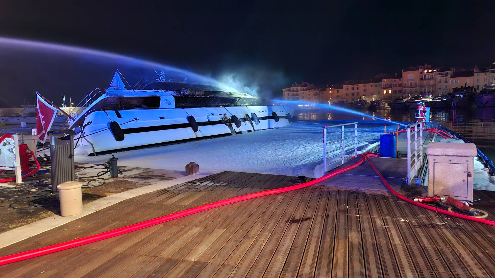 Évacuation du port, cellule anti-pollution... Ce que l'on sait de l'incendie du superyacht Sea Lady II à Saint-Tropez