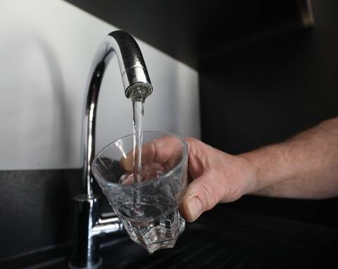La consommation d'eau potable fortement déconseillée à Callas, une distribution d'eau en bouteille organisée