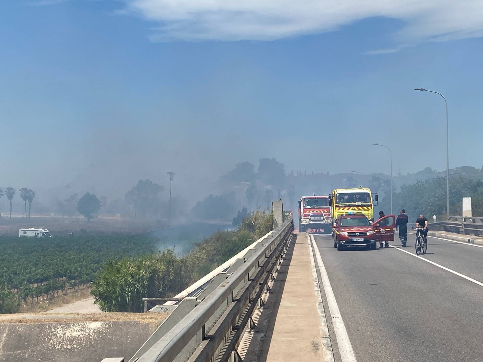 "Pas encore totalement fixé" mais "en bonne voie" de l'être, des campings et logements évacués, des routes fermées... Ce que l'on sait de l'incendie survenu ce lundi à Fréjus
