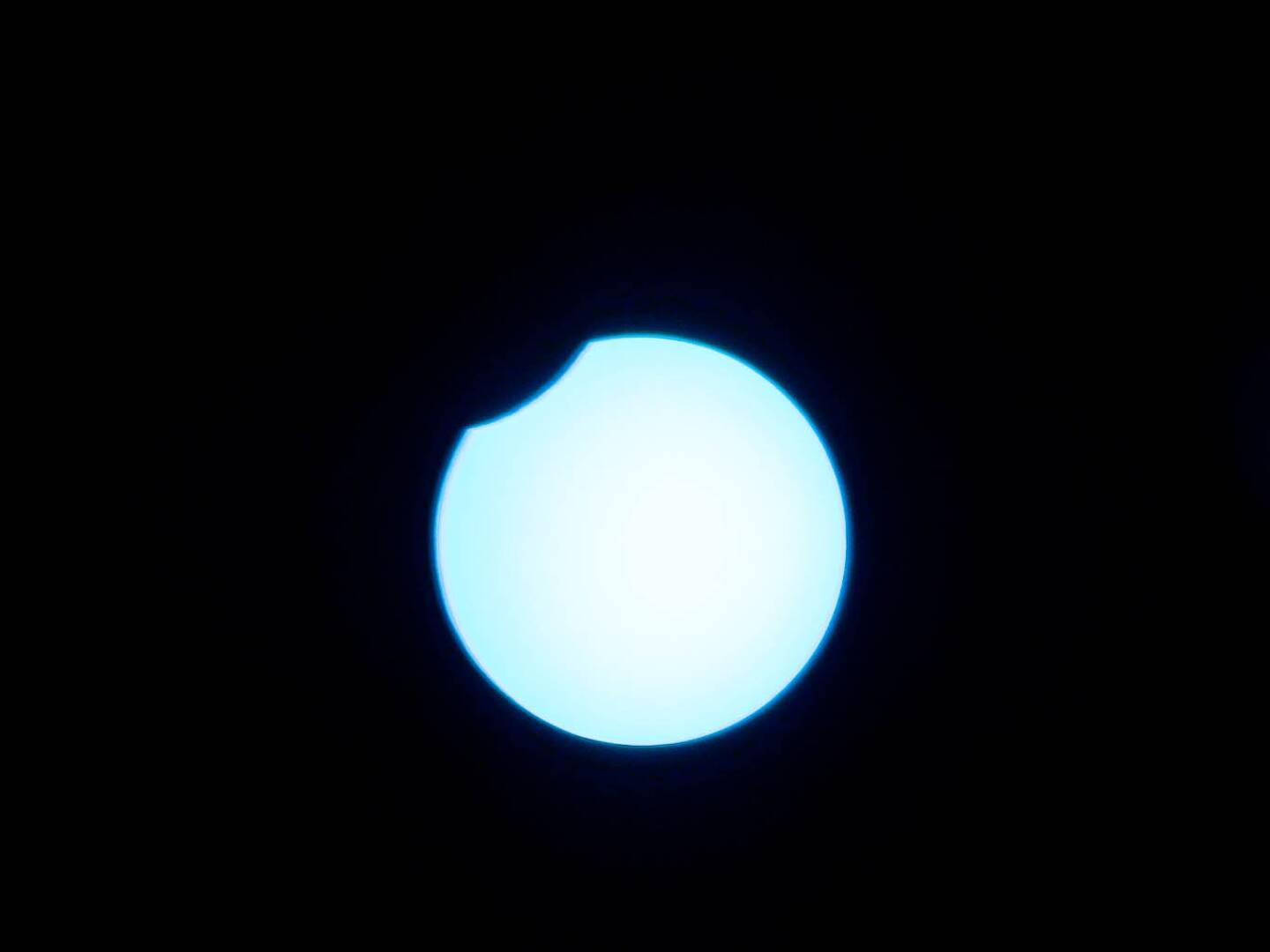 On voit un bout de Soleil "dévoré" par la Lune. Photo prise depuis le balcon d'un lecteur de Nice-Matin.