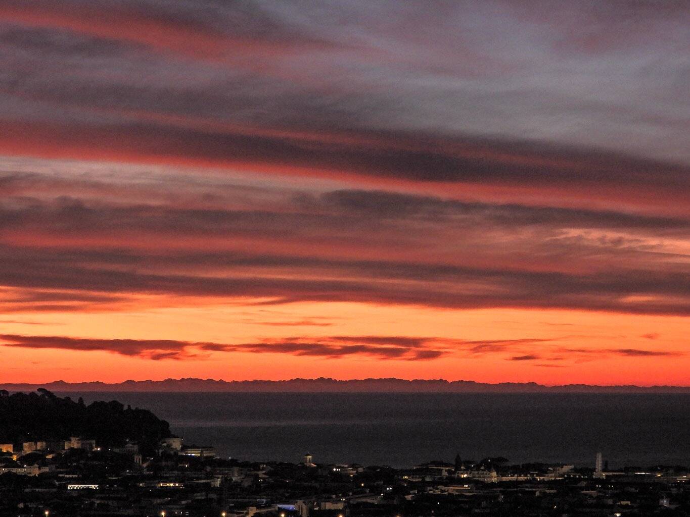 Pourquoi le ciel est rouge le soir et le matin en ce moment sur la Côte d'Azur?
