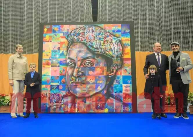 Droit des femmes: l'artiste Mr OneTeas réalise une oeuvre en hommage à Alice Milliat avec des écoliers et le couple princier