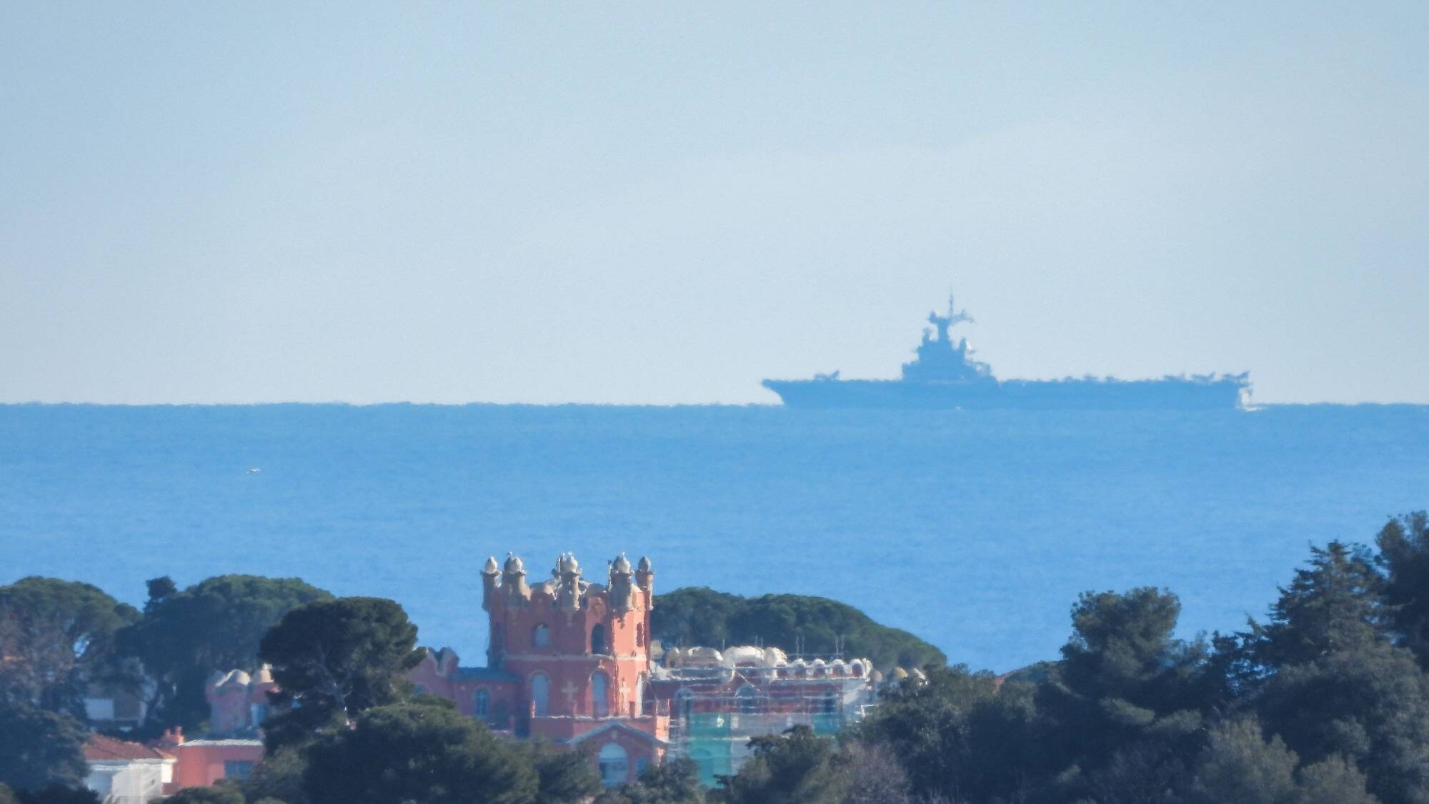 Le porte-avions Charles de Gaulle en manoeuvre au large de Nice ce dimanche