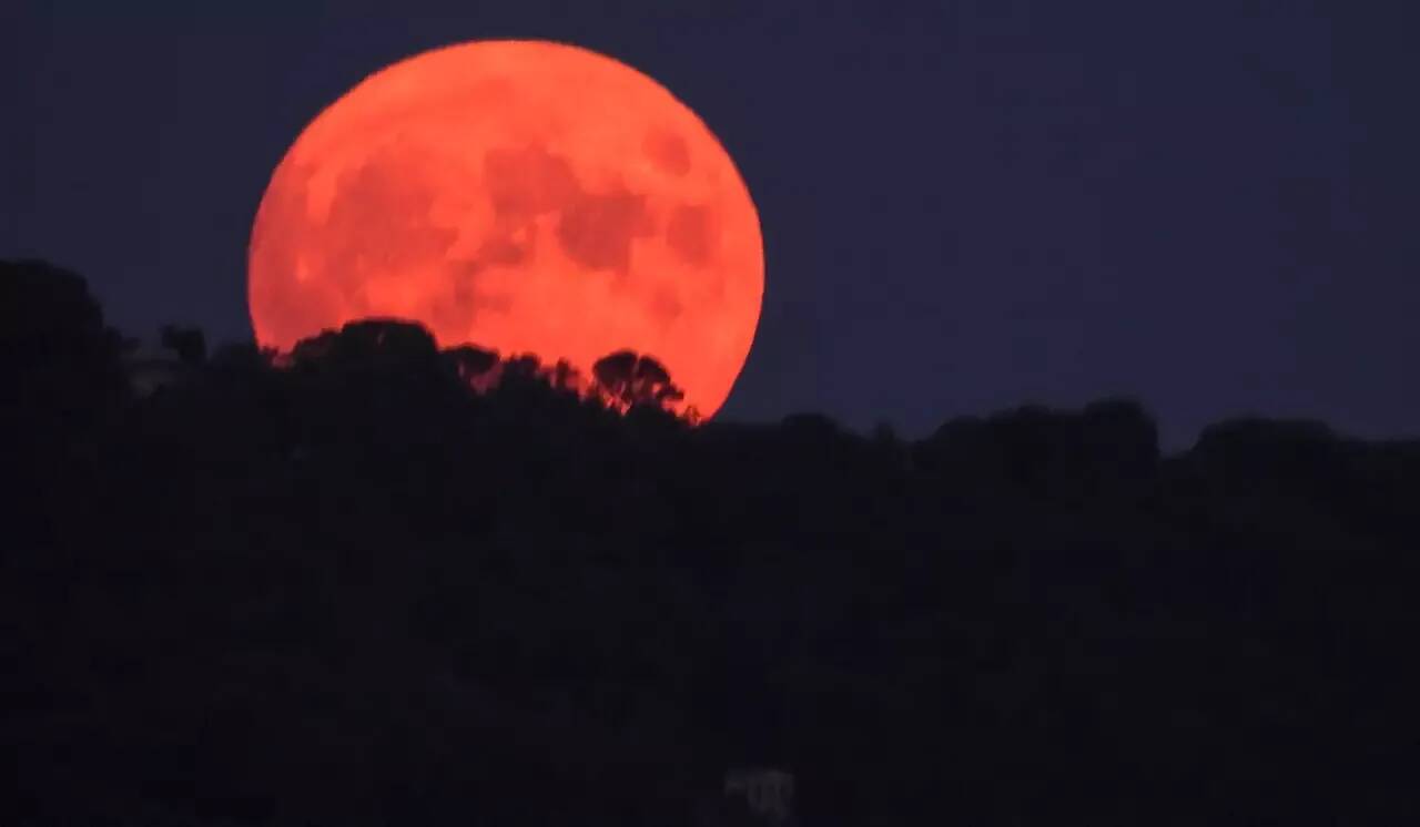 Un véritable spectacle céleste: découvrez les plus belles images de la pleine lune de l'Esturgeon