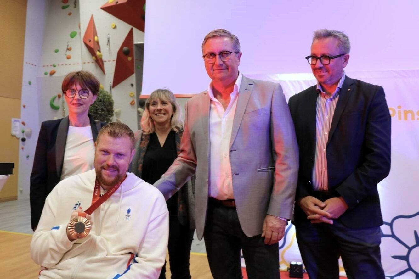 Il a brillé aux Jeux paralympiques de Paris: le pongiste varois Fabien Lamirault honoré à Nans-les-Pins