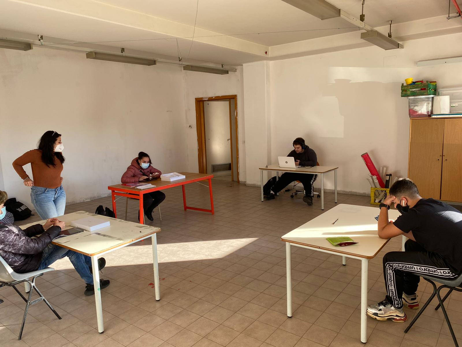 A Naples, comment cette association d'instituteurs des rues s'appuie sur les parents et les enfants pour lutter contre le décrochage scolaire?