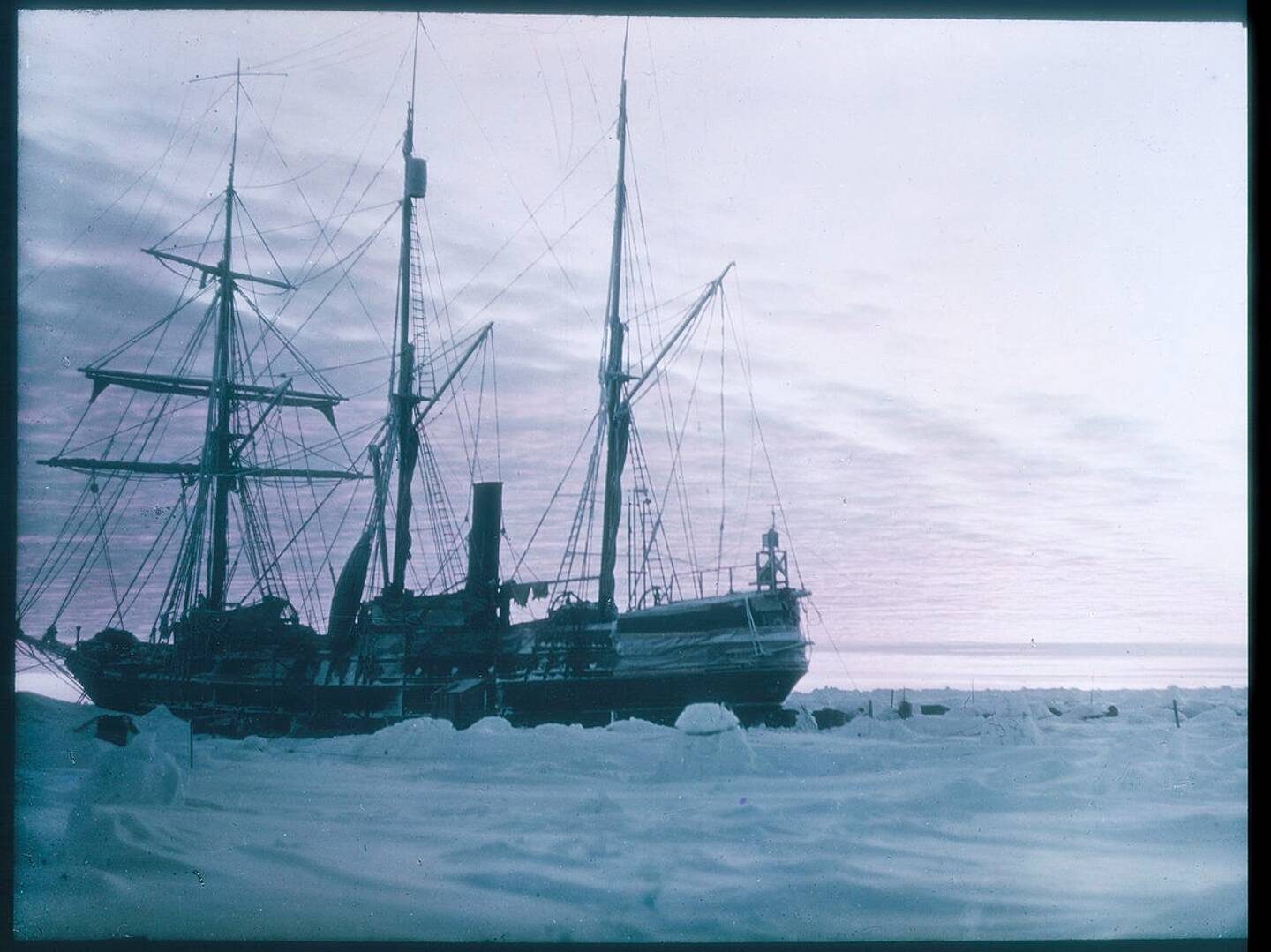 Fin 1914, l'Endurance a quitté l'île britannique de Géorgie du Sud, dans l'Atlantique Sud, pour emmener l'expédition Imperial Trans-Antarctic dirigée par Shackleton.