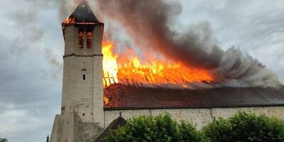 La foudre s'abat sur une église, son toit complètement détruit par un incendie