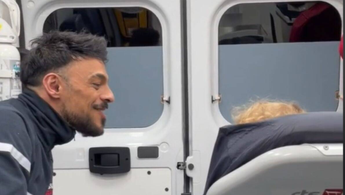 "C'est l'histoire de la vie": un ambulancier chante Le Roi lion pour consoler une fille malade en pleurs, la vidéo fait le buzz