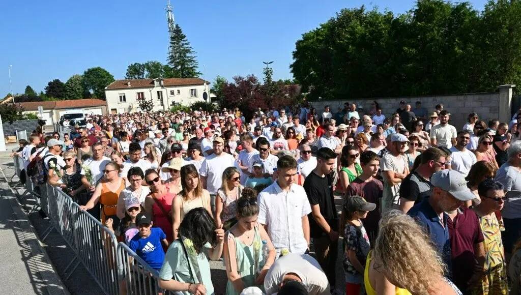 Une foule pour la marche blanche à Nogent en hommage à Mélanie la surveillante tuée par Quentin, collégien de 14 ans